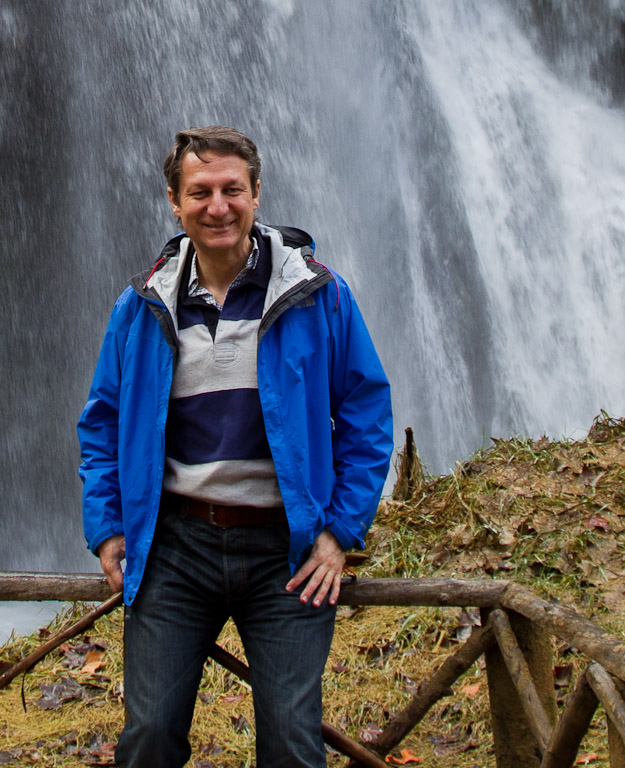 Angelito junto a una cascada durante uno de sus viajes